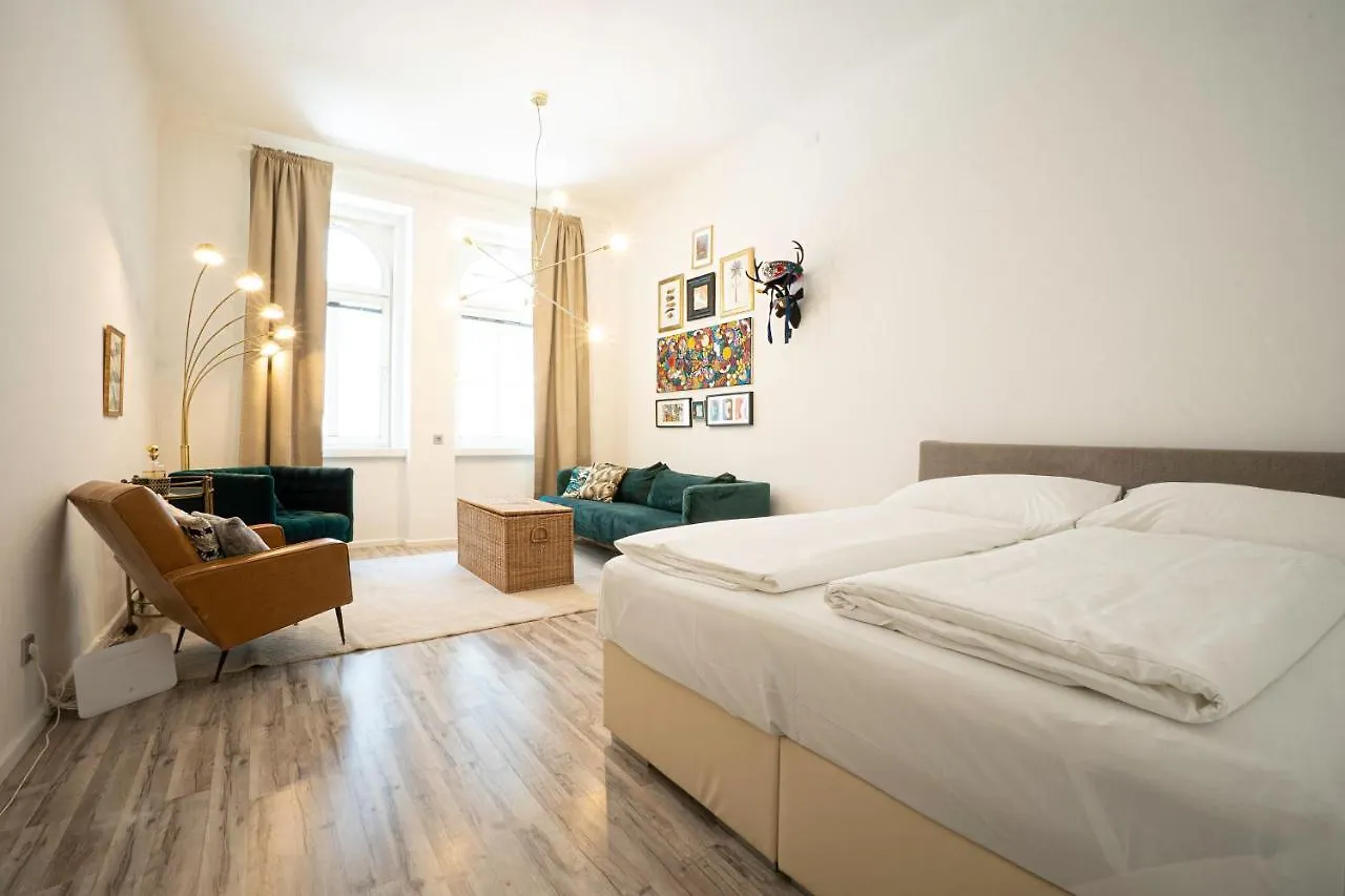 2-Room Apartment On The First Floor With Designer Renovation. Exit To The Courtyard. 15 Minutes To Schloss Schoenbrunn Wien
