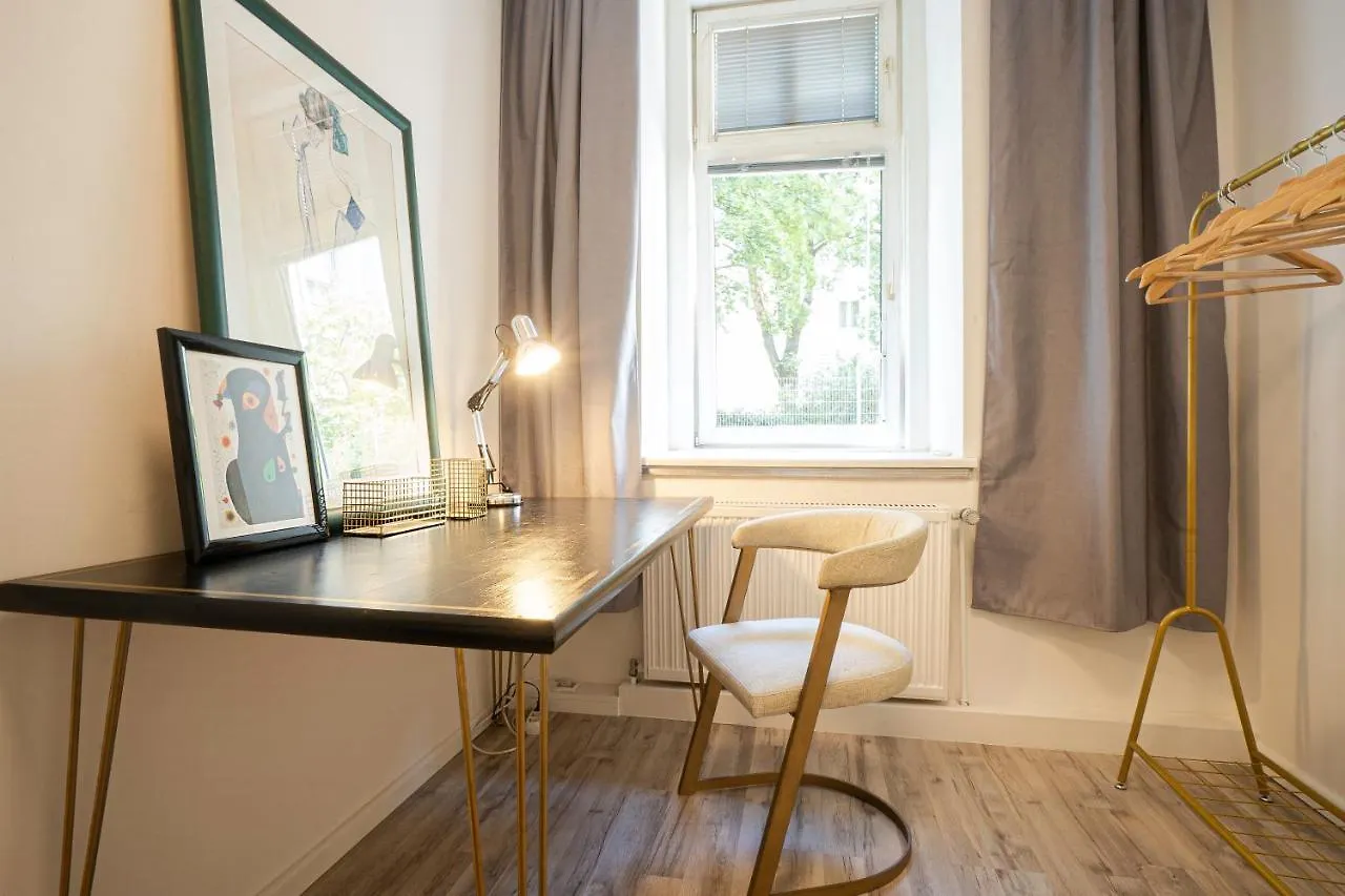 2-Room Apartment On The First Floor With Designer Renovation. Exit To The Courtyard. 15 Minutes To Schloss Schoenbrunn Wien 0*,