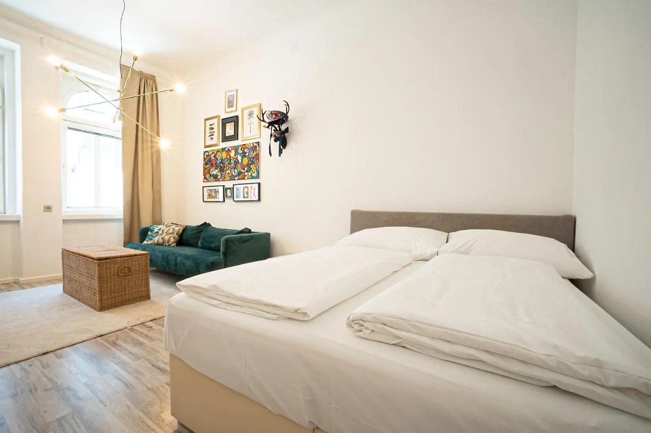 2-Room Apartment On The First Floor With Designer Renovation. Exit To The Courtyard. 15 Minutes To Schloss Schoenbrunn Wien Österreich