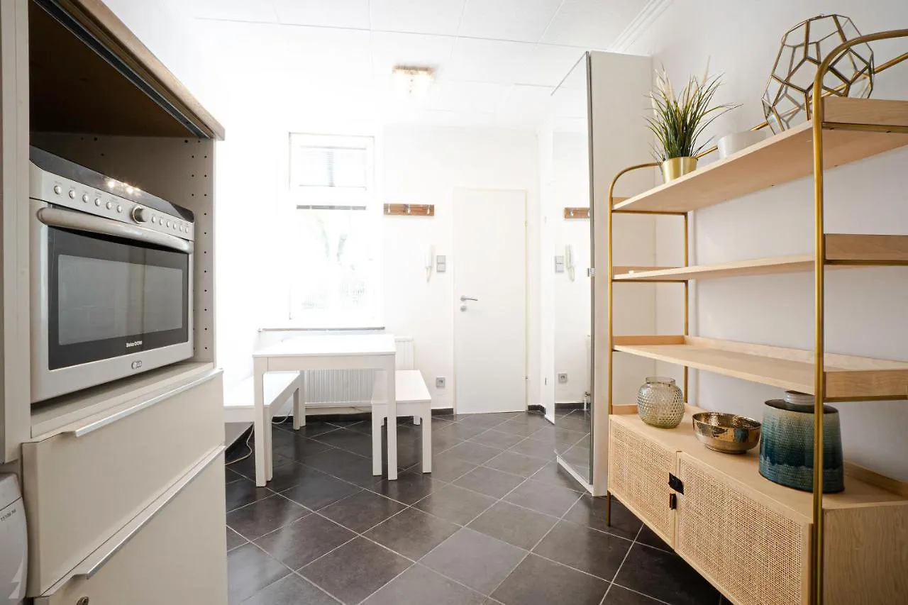 2-Room Apartment On The First Floor With Designer Renovation. Exit To The Courtyard. 15 Minutes To Schloss Schoenbrunn Wien