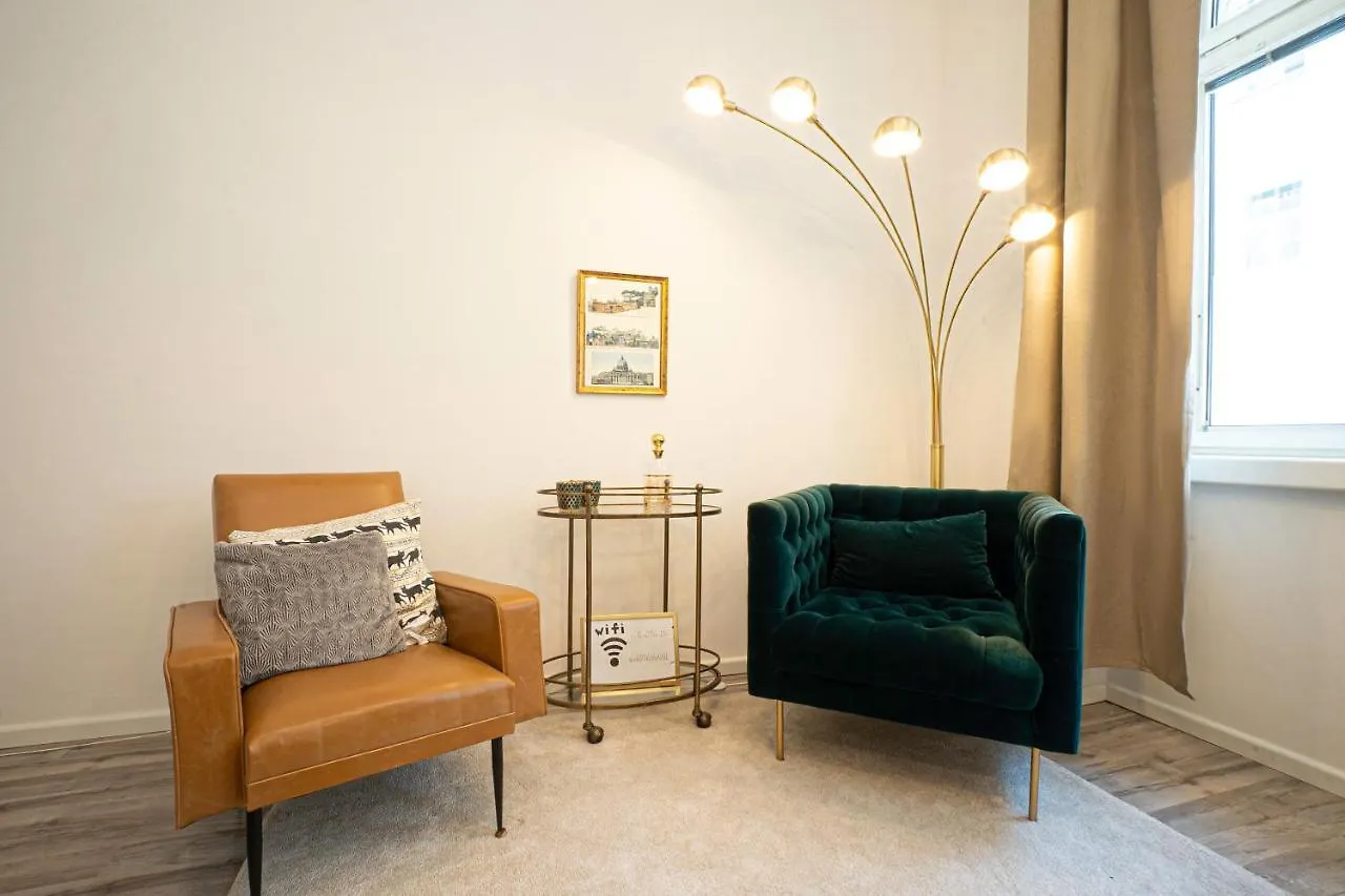 2-Room Apartment On The First Floor With Designer Renovation. Exit To The Courtyard. 15 Minutes To Schloss Schoenbrunn Wien 0*,  Österreich