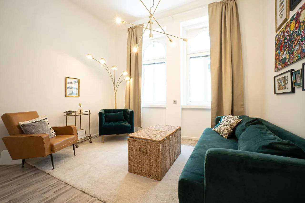 2-Room Apartment On The First Floor With Designer Renovation. Exit To The Courtyard. 15 Minutes To Schloss Schoenbrunn Wien