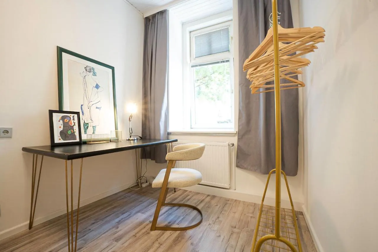 2-Room Apartment On The First Floor With Designer Renovation. Exit To The Courtyard. 15 Minutes To Schloss Schoenbrunn Wien