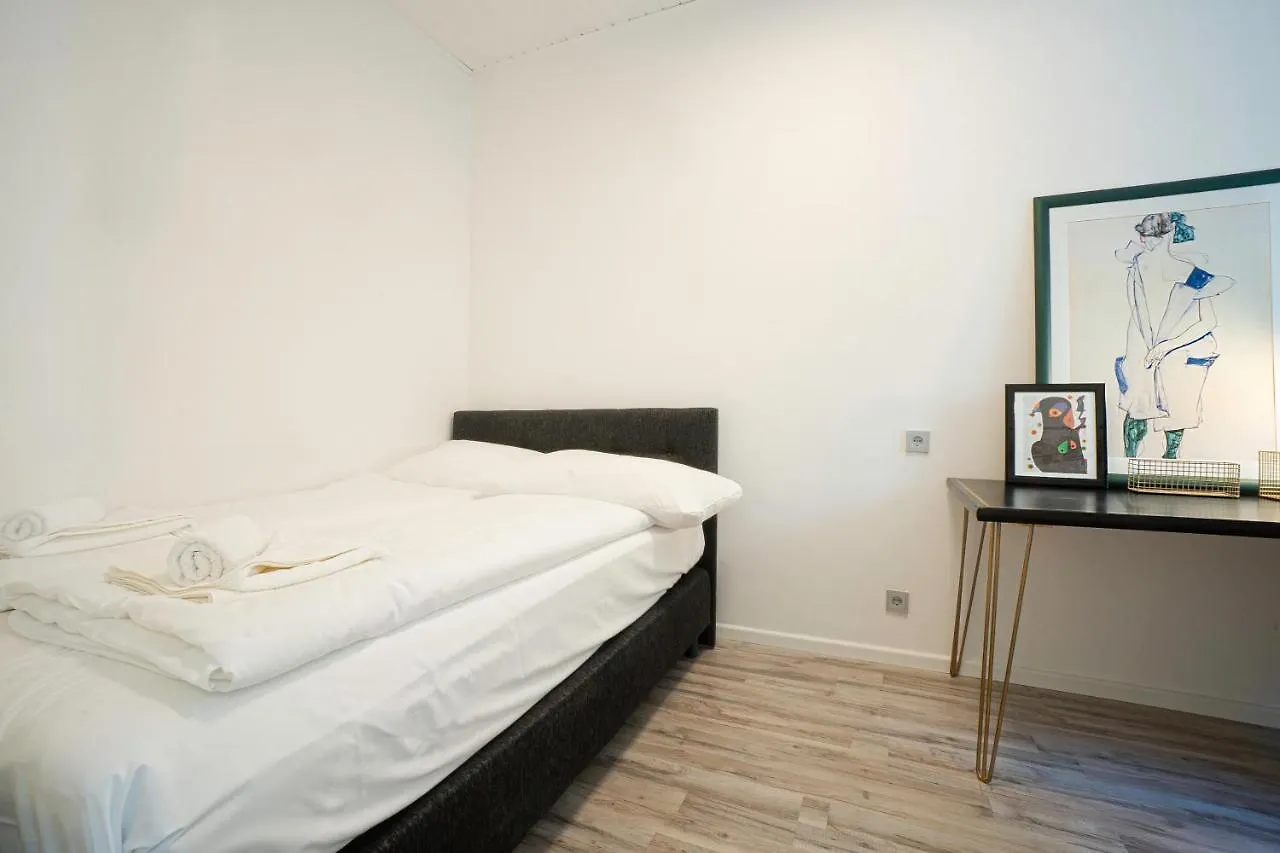 2-Room Apartment On The First Floor With Designer Renovation. Exit To The Courtyard. 15 Minutes To Schloss Schoenbrunn Wien