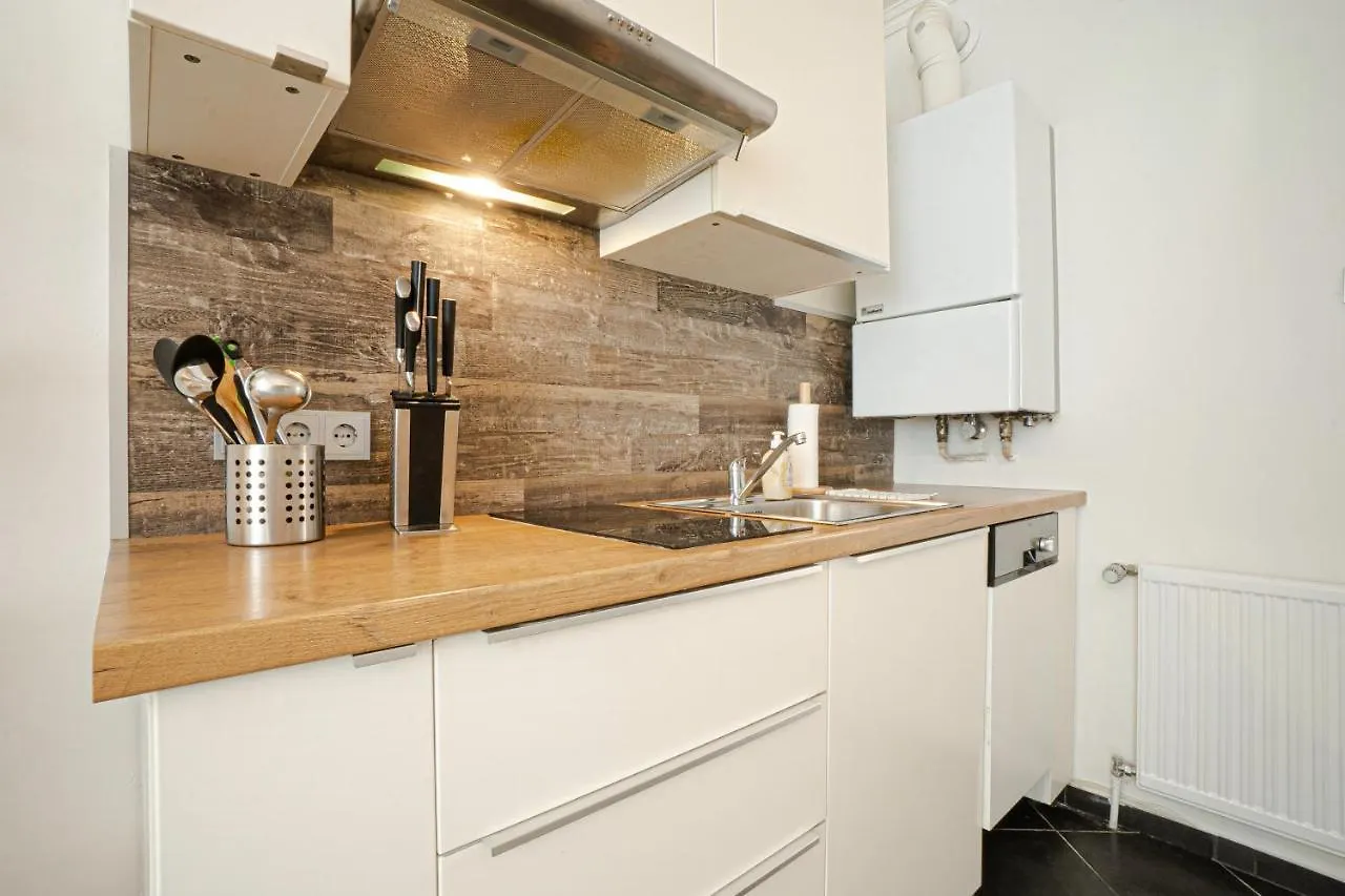 2-Room Apartment On The First Floor With Designer Renovation. Exit To The Courtyard. 15 Minutes To Schloss Schoenbrunn Wien
