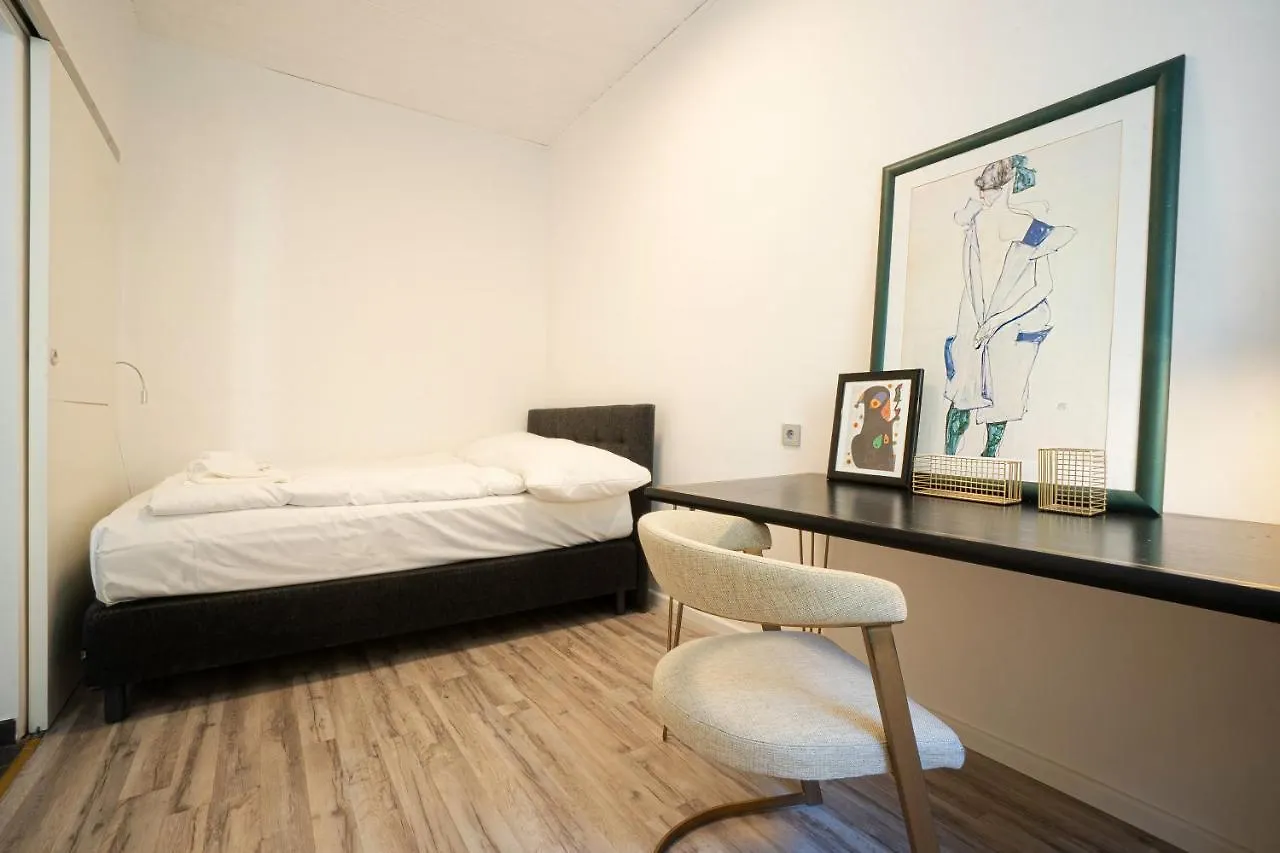 2-Room Apartment On The First Floor With Designer Renovation. Exit To The Courtyard. 15 Minutes To Schloss Schoenbrunn Wien