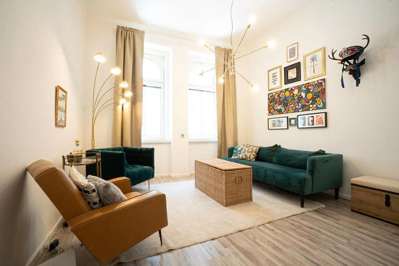 2-Room Apartment On The First Floor With Designer Renovation. Exit To The Courtyard. 15 Minutes To Schloss Schoenbrunn Wien