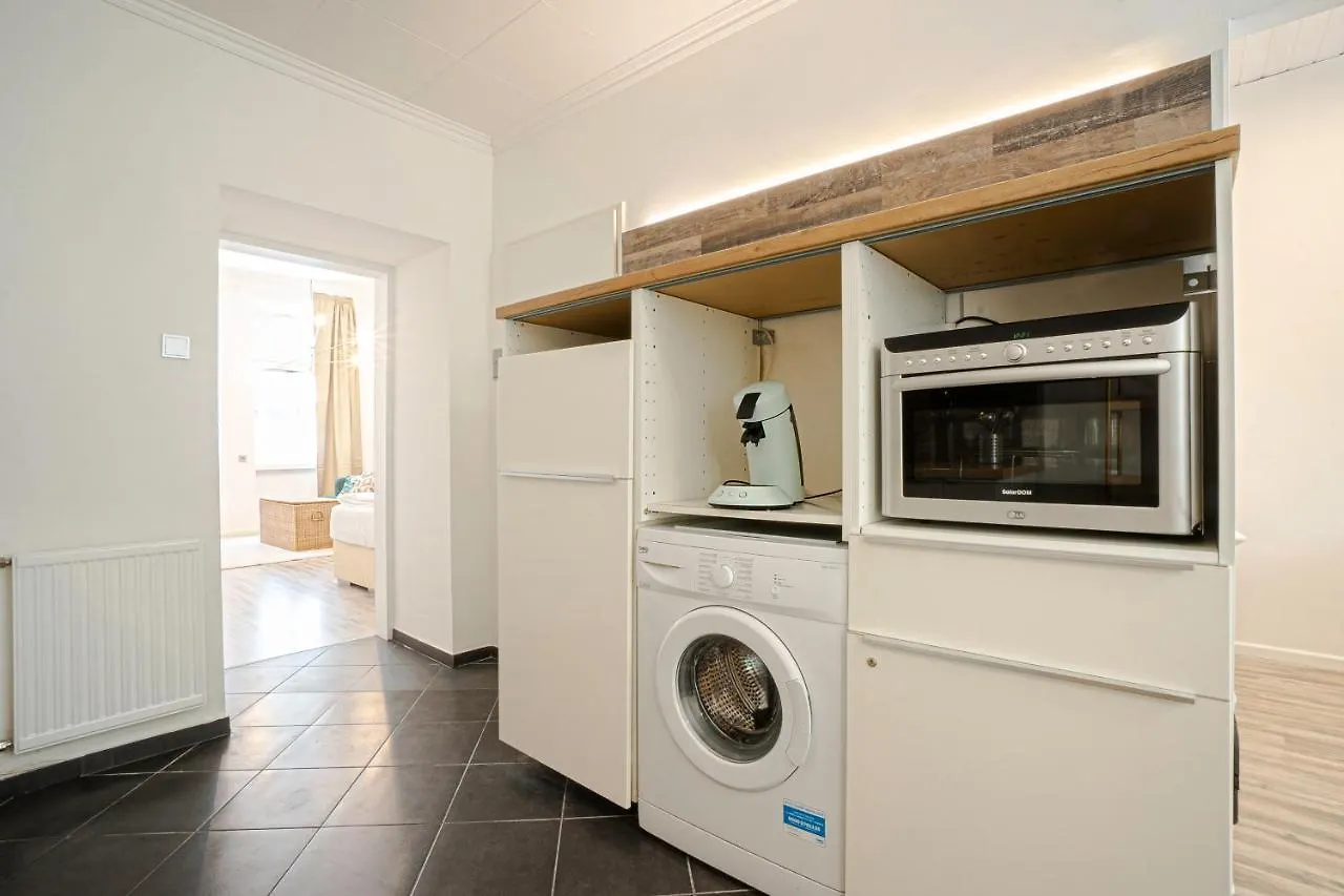 2-Room Apartment On The First Floor With Designer Renovation. Exit To The Courtyard. 15 Minutes To Schloss Schoenbrunn Wien 0*,  Österreich