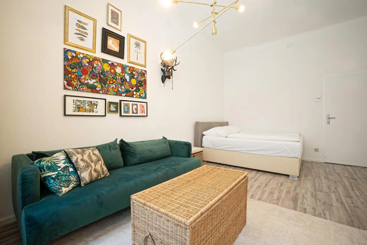 2-Room Apartment On The First Floor With Designer Renovation. Exit To The Courtyard. 15 Minutes To Schloss Schoenbrunn Wien