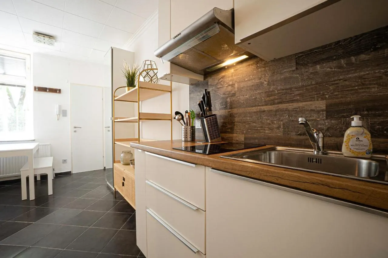 2-Room Apartment On The First Floor With Designer Renovation. Exit To The Courtyard. 15 Minutes To Schloss Schoenbrunn Wien 0*,