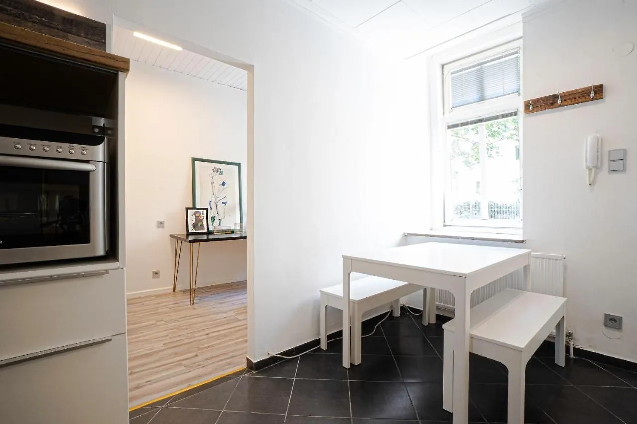 2-Room Apartment On The First Floor With Designer Renovation. Exit To The Courtyard. 15 Minutes To Schloss Schoenbrunn Wien